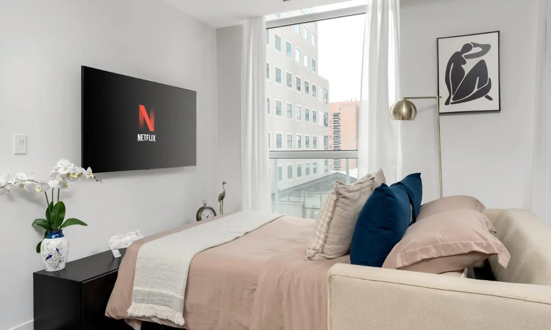 2Br 2Ba Suite With Sofa Bed By Financial District Toronto