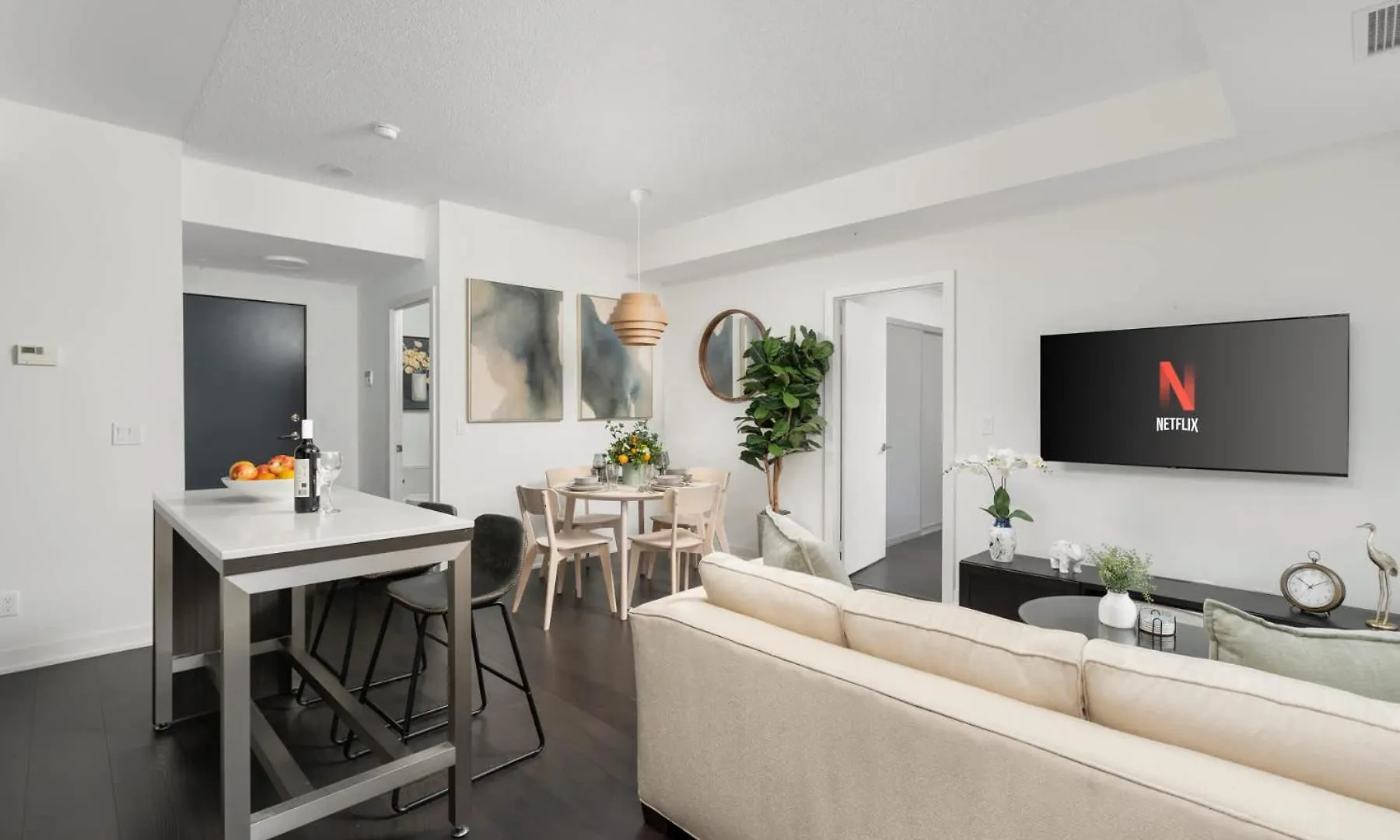 2Br 2Ba Suite With Sofa Bed By Financial District Toronto