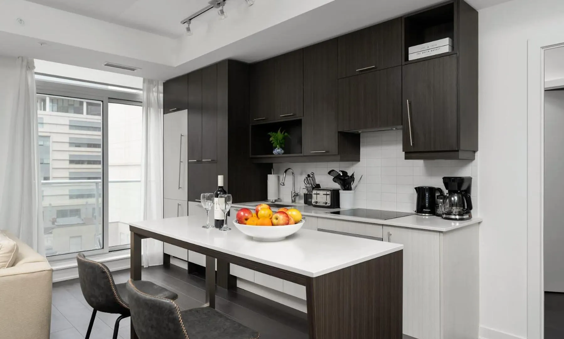 2Br 2Ba Suite With Sofa Bed By Financial District Toronto 0*,