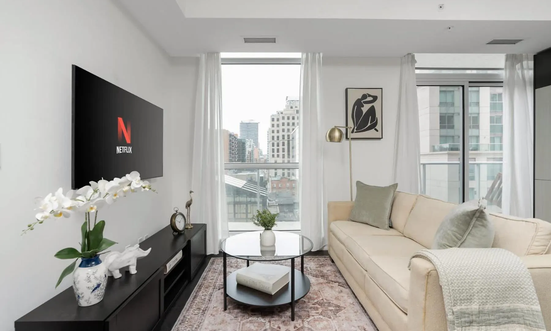 2Br 2Ba Suite With Sofa Bed By Financial District Toronto Apartment