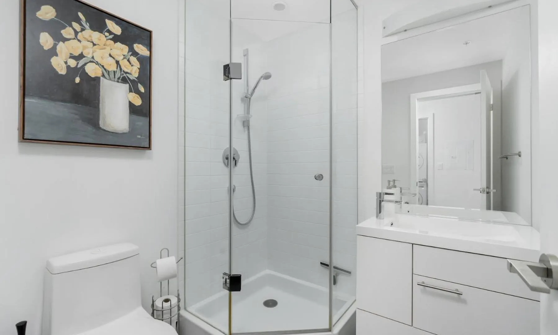 2Br 2Ba Suite With Sofa Bed By Financial District Toronto