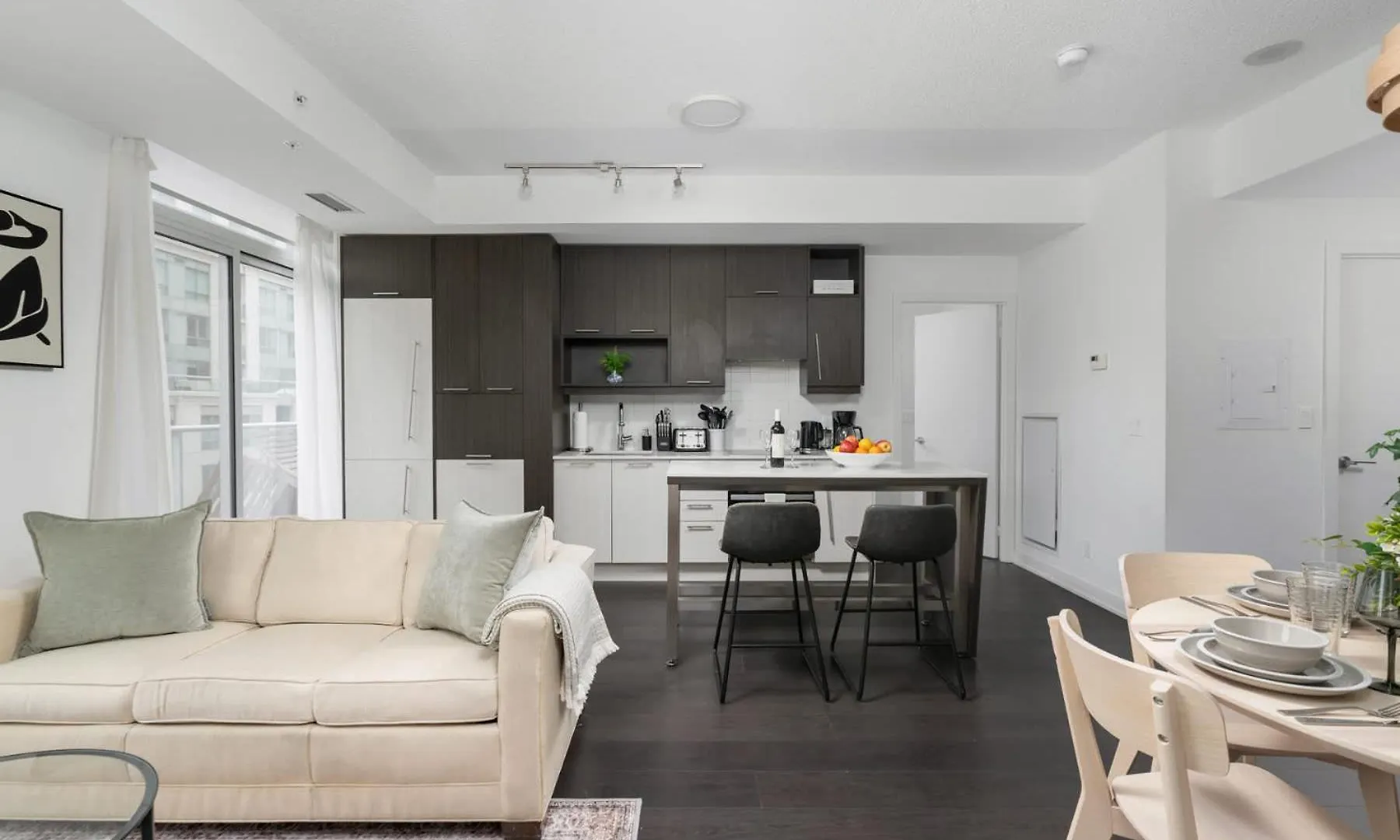 2Br 2Ba Suite With Sofa Bed By Financial District Toronto Apartment